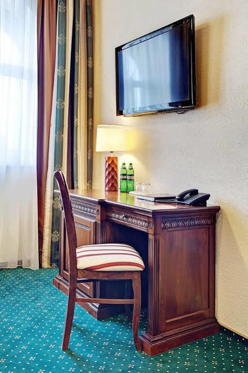 West Park Hotel Sofiivska Borshchahivka Exterior photo